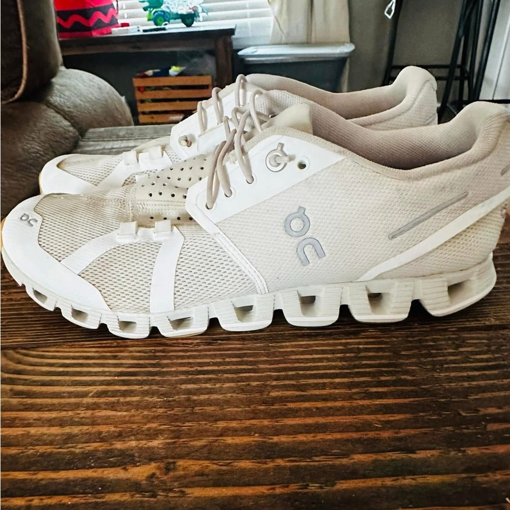 ONCLOUD tennis shoes